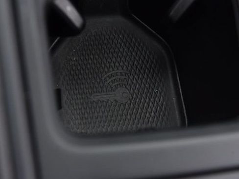 Certified 2025 Volkswagen Tiguan SE FWD image 16
