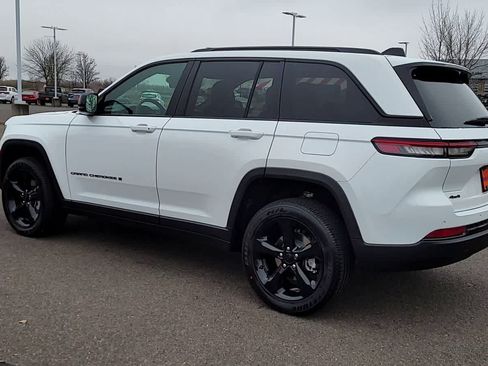 Used 2025 Jeep Grand Cherokee Altitude AWD/4WD image 6