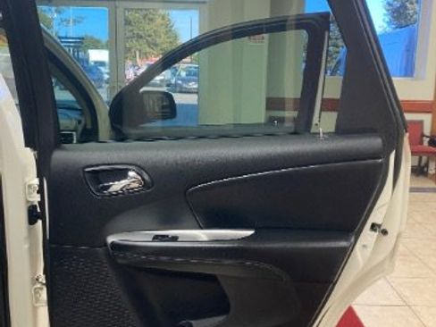 Used 2019 Dodge Journey SE image 12