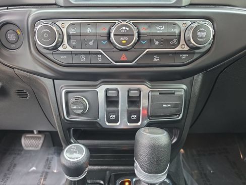 Used 2022 Jeep Wrangler Sport AWD/4WD image 17