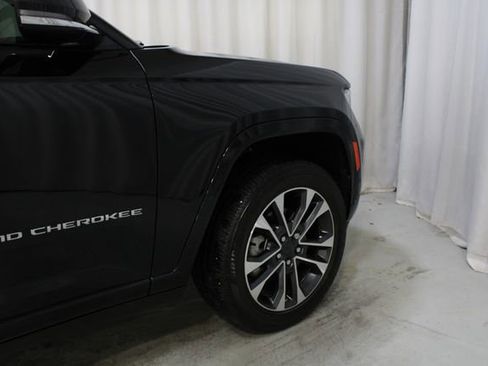 Used 2023 Jeep Grand Cherokee Overland AWD/4WD image 29