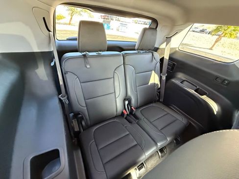 Used 2023 GMC Acadia SLT image 17