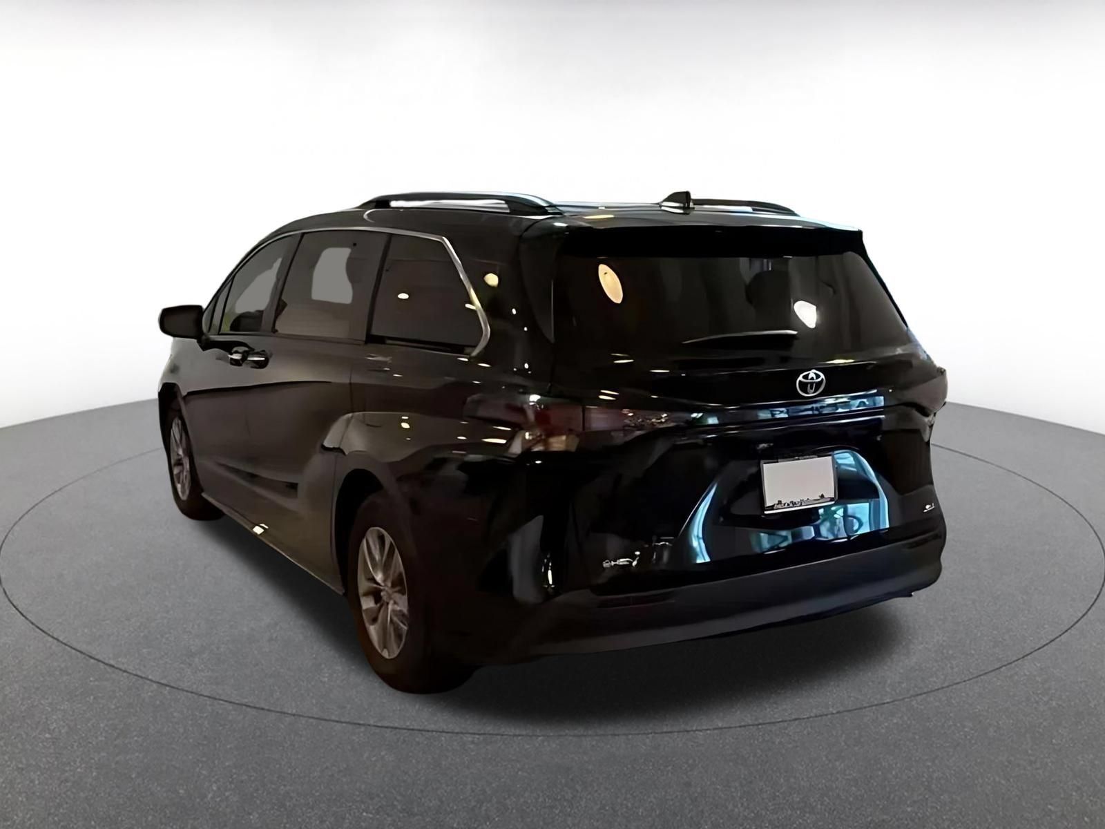 Used 2025 Toyota Sienna XLE FWD image 9