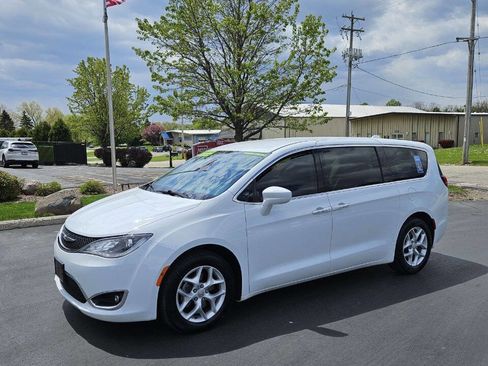 Used 2018 Chrysler Pacifica Touring Plus w/ Tire & Wheel Group FWD image 1