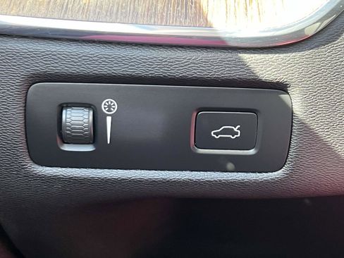 Used 2022 Volvo XC60 B5 Momentum w/ Climate Package image 12