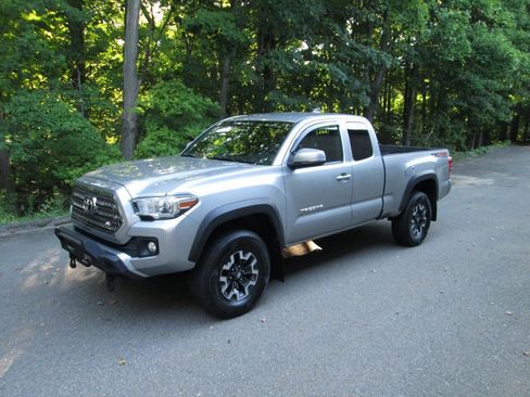 Used 2016 Toyota Tacoma TRD Off-Road w/ Premium & Technology Package AWD/4WD image 2