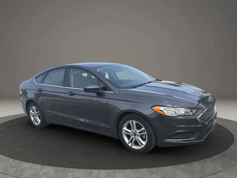 Used 2018 Ford Fusion SE w/ Fusion SE Technology Package FWD image 16