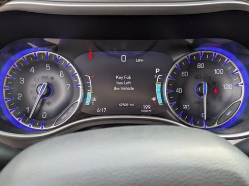 Used 2023 Chrysler Pacifica Touring-L FWD image 20