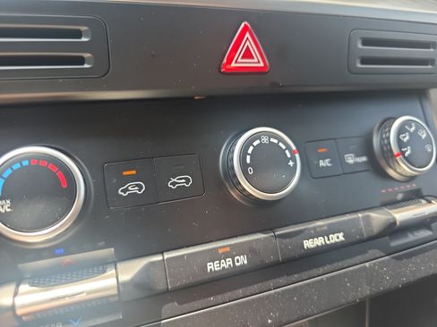 Certified 2024 Kia Carnival LX FWD image 16