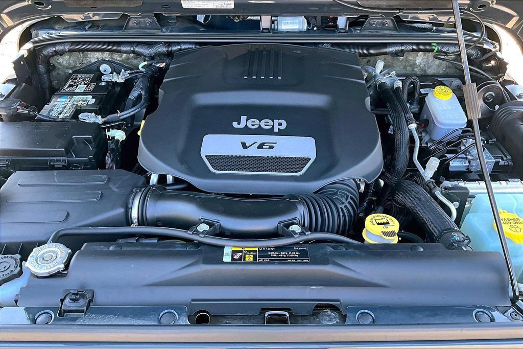 Used 2017 Jeep Wrangler Unlimited Sahara w/ Connectivity Group AWD/4WD image 30