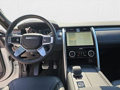 New 2024 Land Rover Discovery Dynamic SE image 17