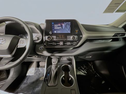 Used 2023 Toyota Highlander LE image 25