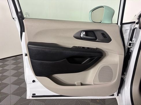 Used 2022 Chrysler Pacifica Touring-L FWD image 12