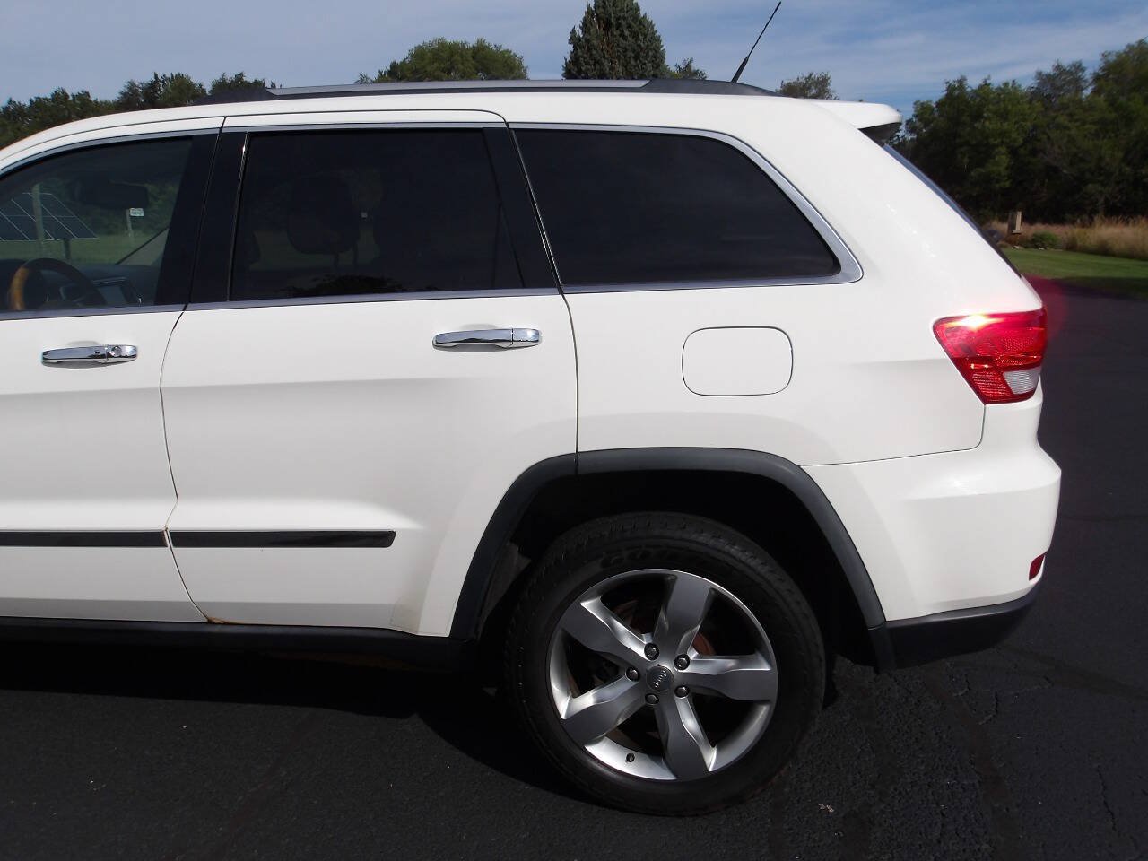 Used 2011 Jeep Grand Cherokee Overland AWD/4WD image 53