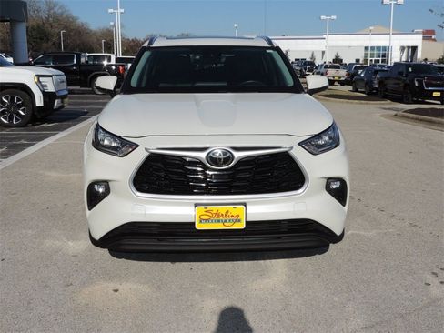 Used 2020 Toyota Highlander XLE image 2