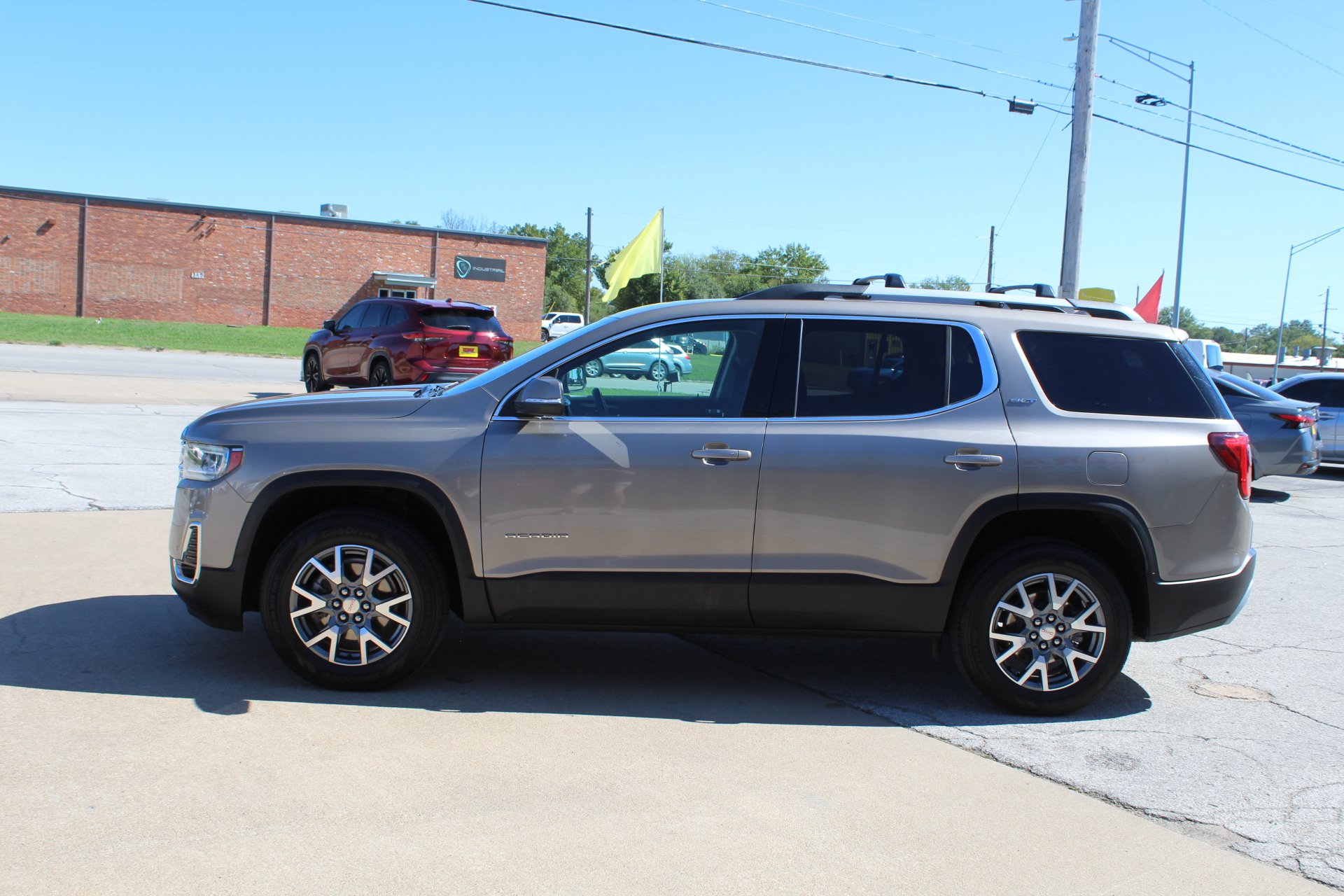 Used 2023 GMC Acadia SLT FWD image 9