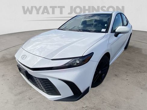 Used 2025 Toyota Camry SE FWD image 1