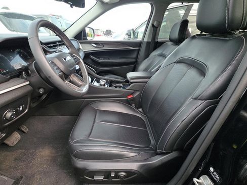 Used 2023 Jeep Grand Cherokee Limited w/ Luxury Tech Group II RWD image 8