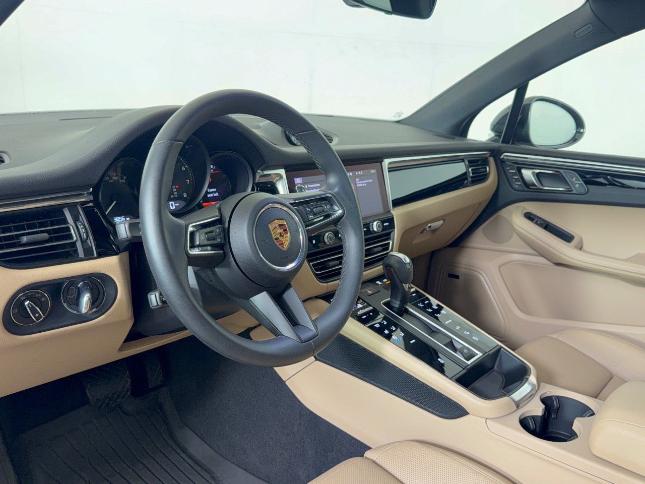 Used 2026 Porsche Macan AWD/4WD image 4