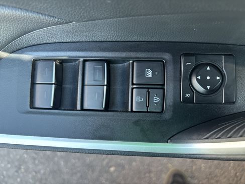 Used 2025 Toyota RAV4 XLE AWD/4WD image 17