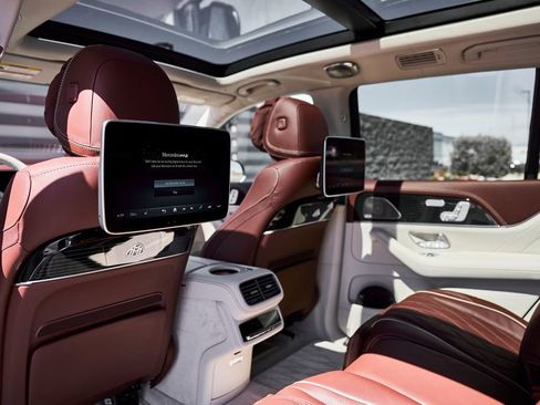 Used 2026 Mercedes-Benz Maybach GLS 600 4MATIC image 40