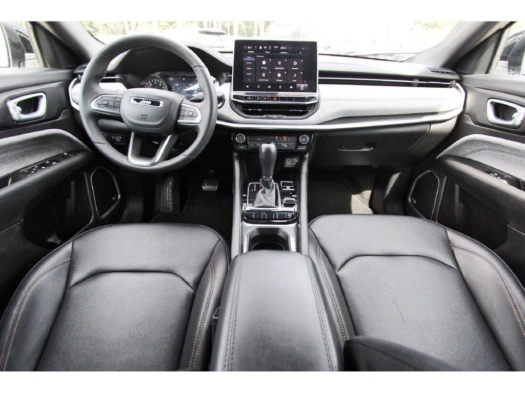 Used 2024 Jeep Compass Latitude w/ Sun and Sound Group AWD/4WD image 10