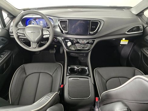 New 2026 Chrysler Pacifica Limited w/ Uconnect Theater Family Group image 18