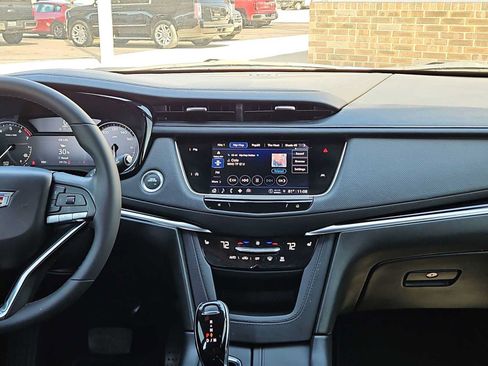 Used 2025 Cadillac XT6 Luxury FWD image 14