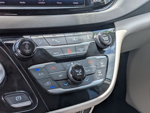 Used 2024 Chrysler Pacifica Touring-L FWD image 32