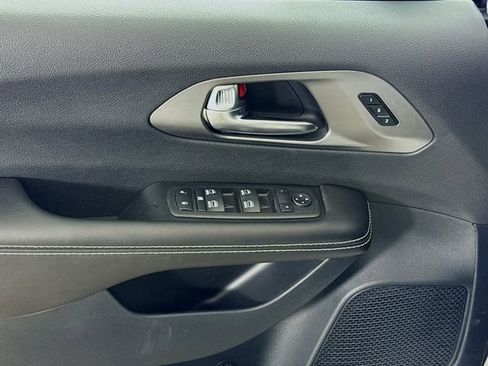 New 2026 Chrysler Pacifica Select FWD image 17