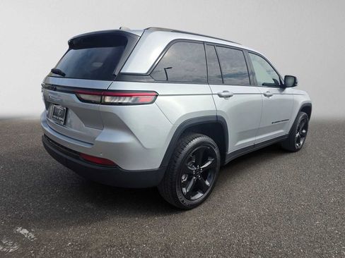 Used 2023 Jeep Grand Cherokee Altitude RWD image 3