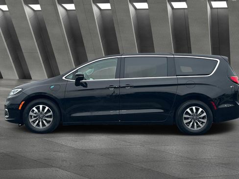 Used 2024 Chrysler Pacifica Select image 7