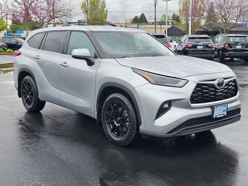Used 2022 Toyota Highlander LE AWD/4WD image 8