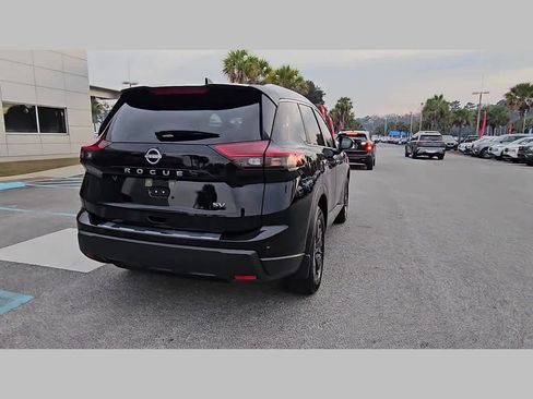 Used 2024 Nissan Rogue SV w/ SV Premium Package image 32