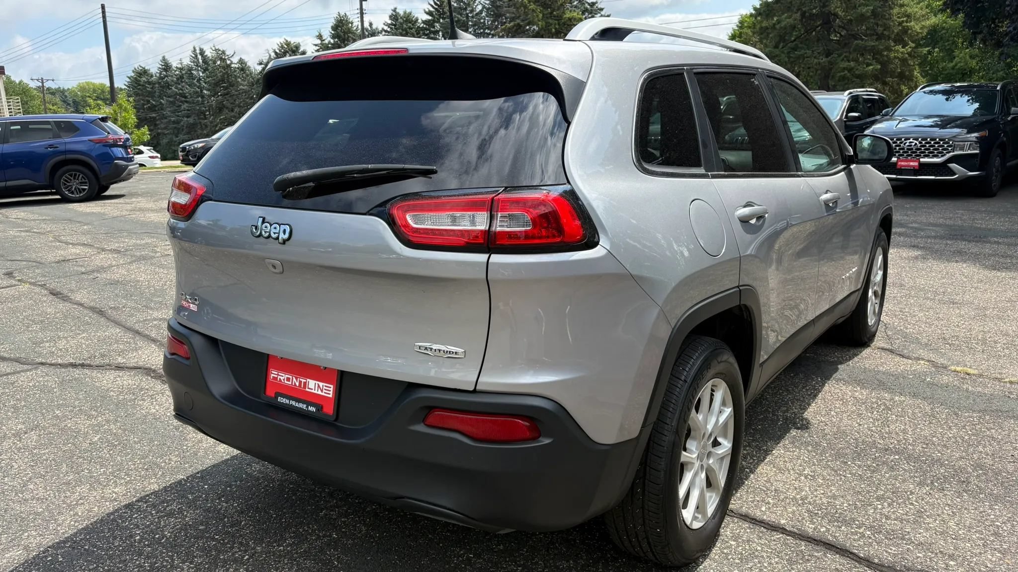 Used 2017 Jeep Cherokee Latitude AWD/4WD image 9