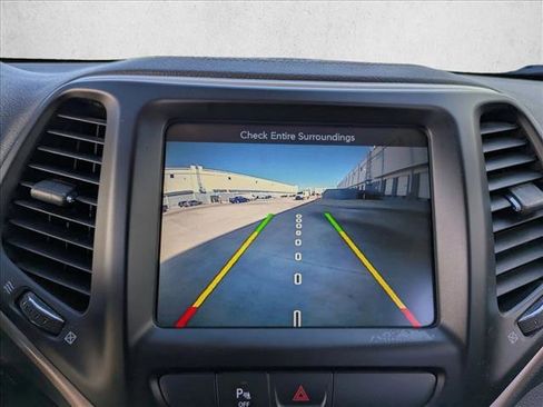 Used 2018 Jeep Cherokee Latitude image 14