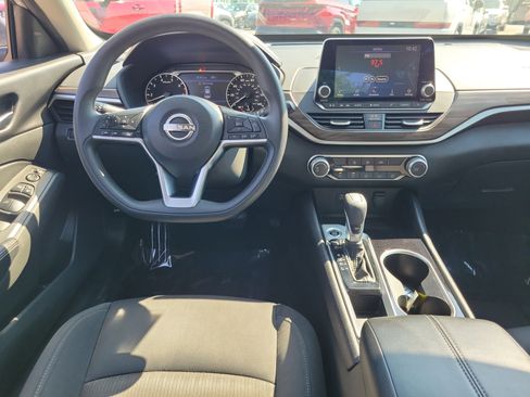 Used 2024 Nissan Altima 2.5 SV FWD image 10
