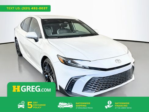 Used 2025 Toyota Camry SE w/ Convenience Package FWD image 1