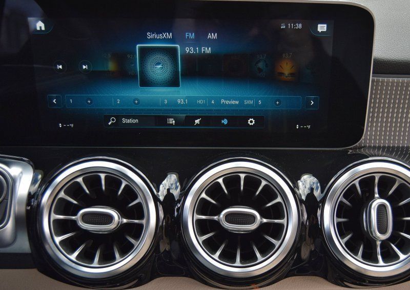 Used 2021 Mercedes-Benz GLB 250 4MATIC w/ Premium Package image 24