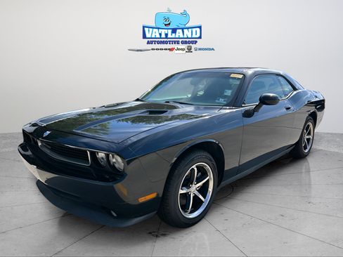 Used 2010 Dodge Challenger SE RWD image 1