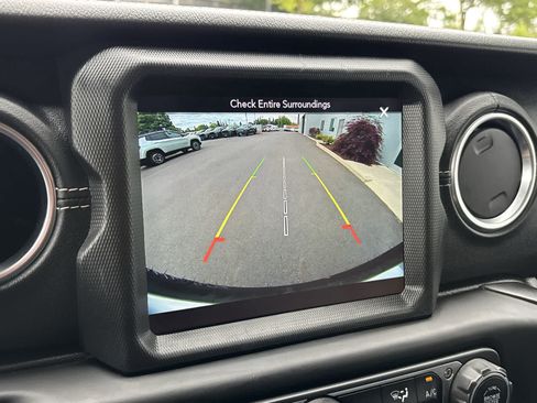 Used 2019 Jeep Wrangler Unlimited Sahara AWD/4WD image 22