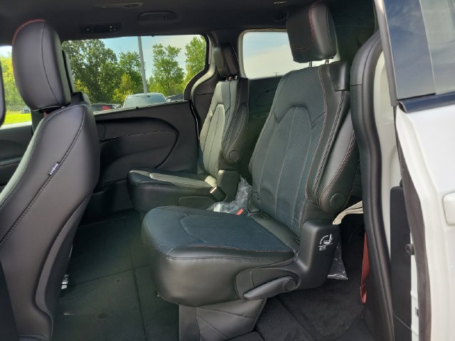 New 2027 Chrysler Pacifica Select FWD image 10