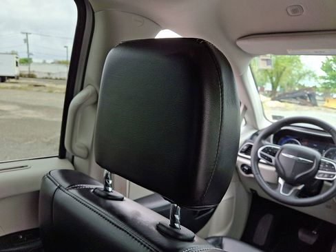 Used 2023 Chrysler Pacifica Touring-L FWD image 14