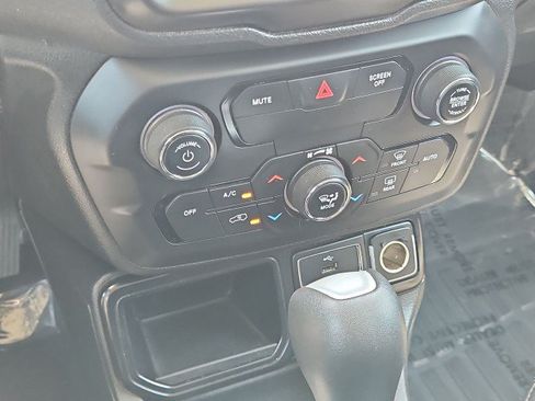 Used 2018 Jeep Renegade Latitude w/ UConnect 8.4 Nav Group FWD image 18