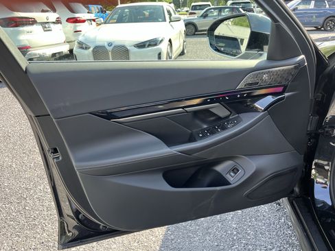 Used 2025 BMW i5 xDrive40 w/ Premium Package image 10