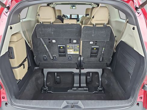 Used 2021 Toyota Sienna XLE image 13
