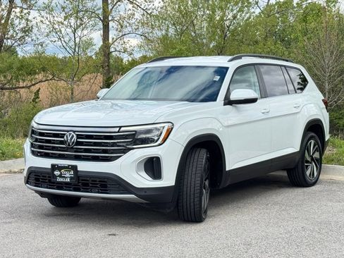 Used 2024 Volkswagen Atlas SE AWD/4WD image 3