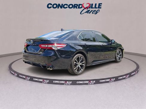 Used 2019 Toyota Camry SE FWD image 6