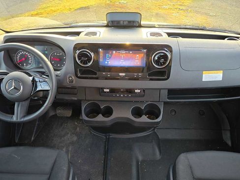 Used 2025 Mercedes-Benz Sprinter 2500 image 18