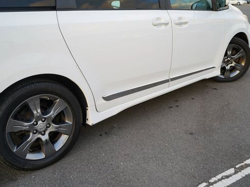 Used 2015 Toyota Sienna SE Premium image 7